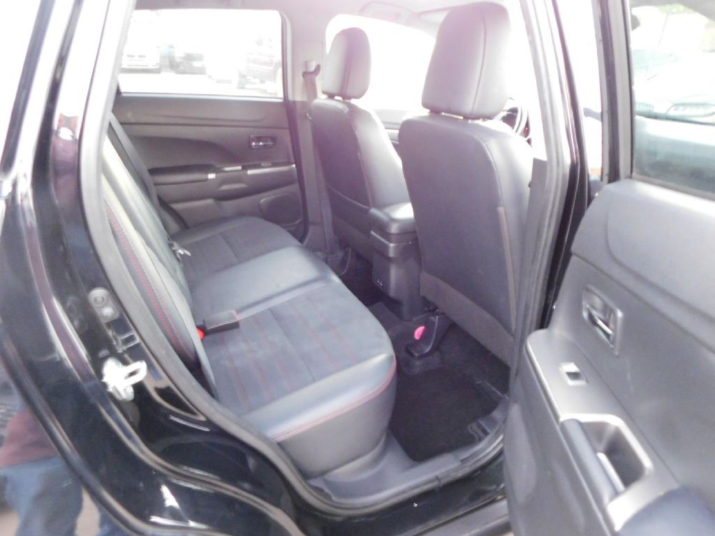 2022 Mitsubishi Outlander Image 13