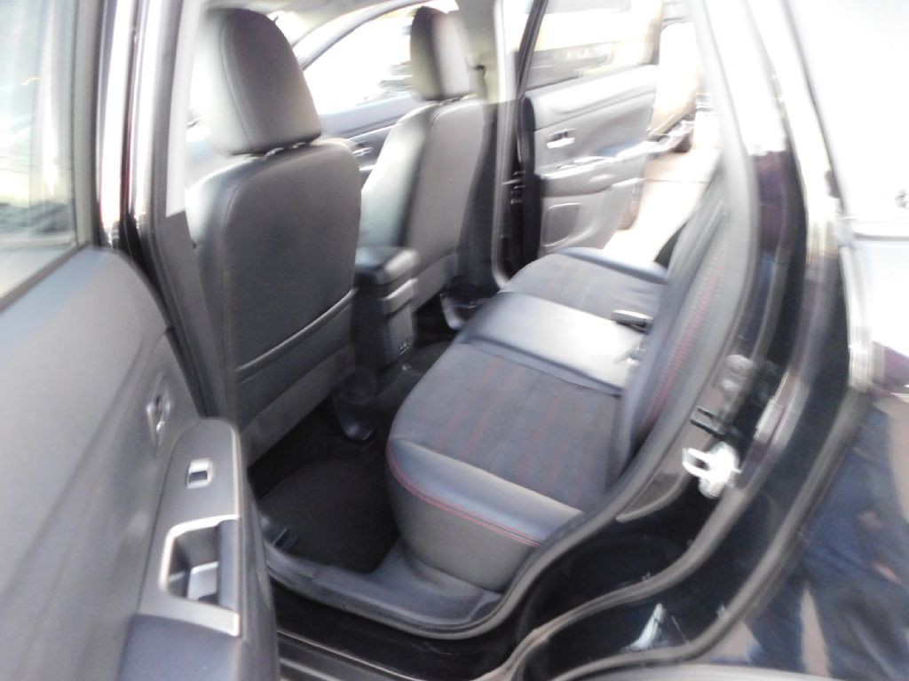 2022 Mitsubishi Outlander Image 16