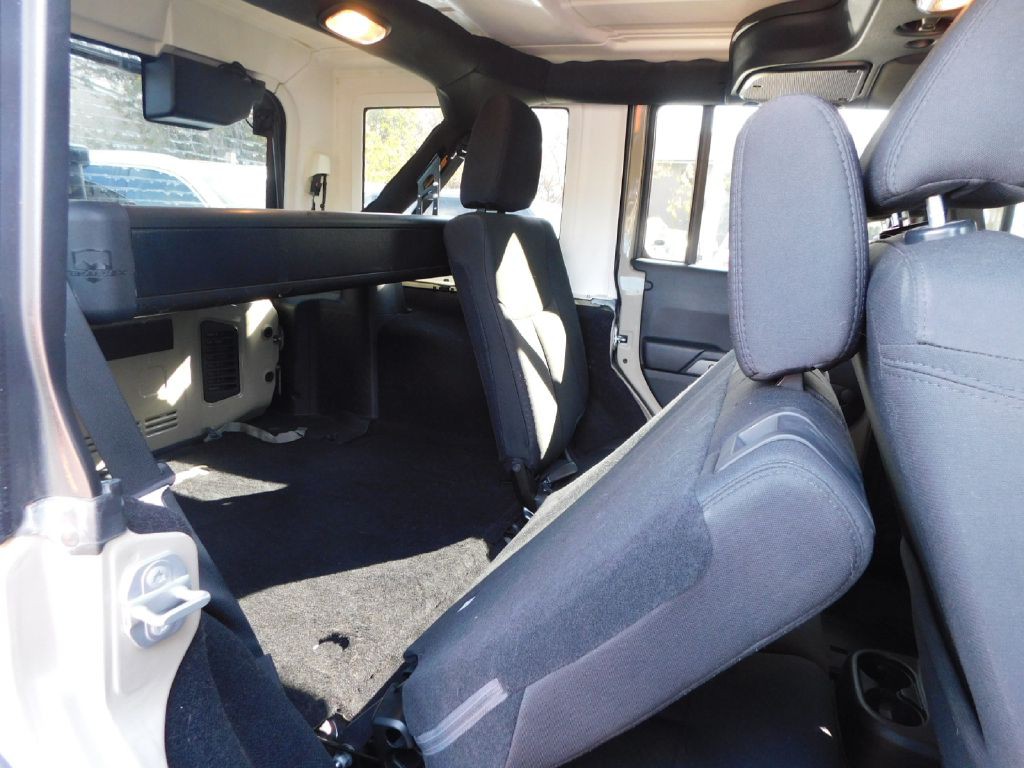 2017 Jeep Wrangler Unlimited Image 35