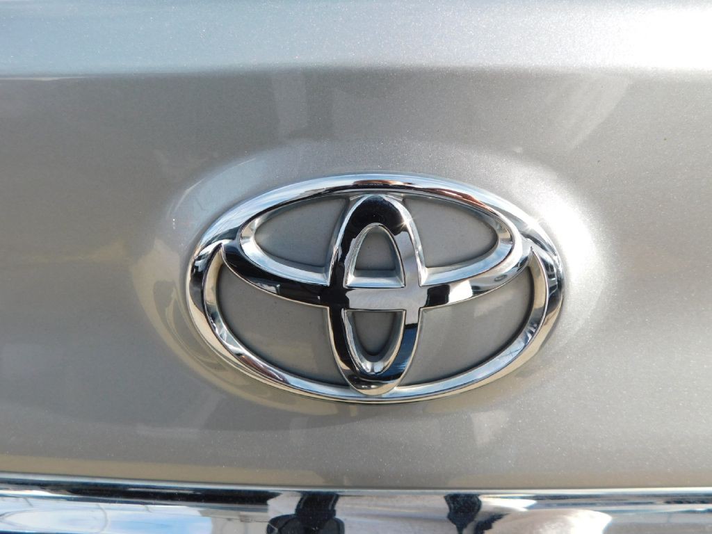 2016 Toyota Camry Image 12