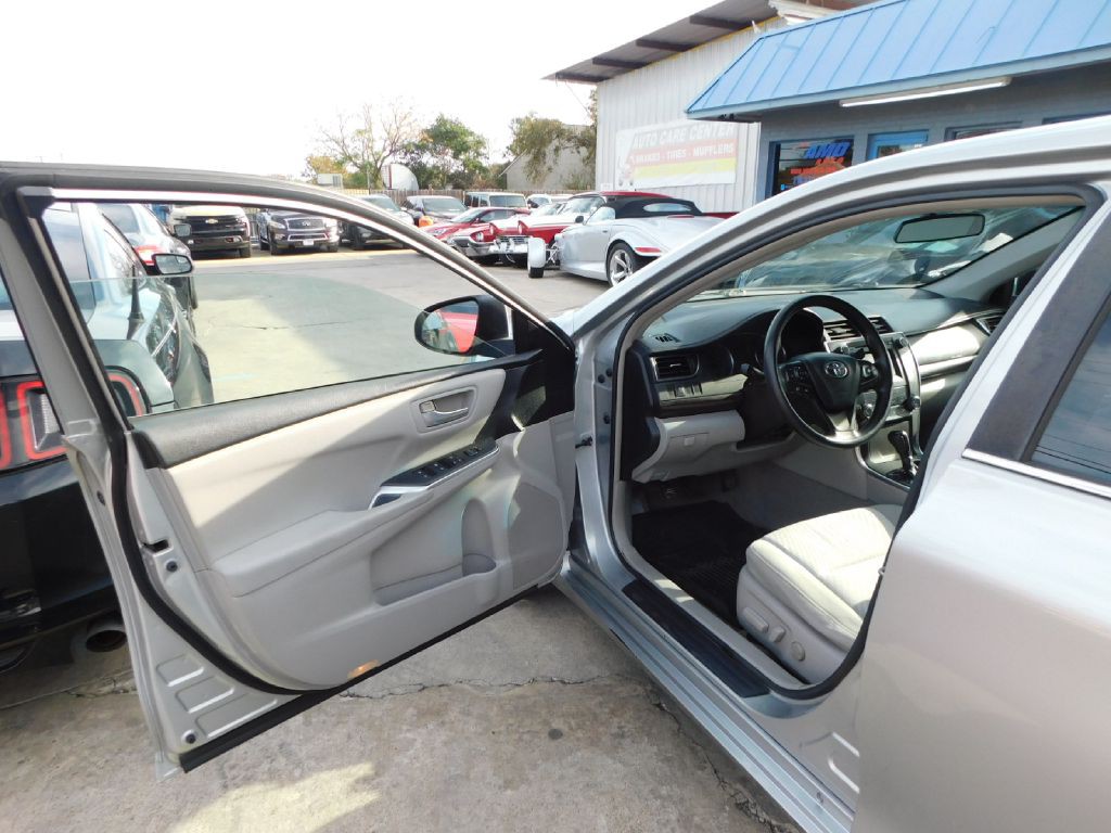 2016 Toyota Camry Image 17