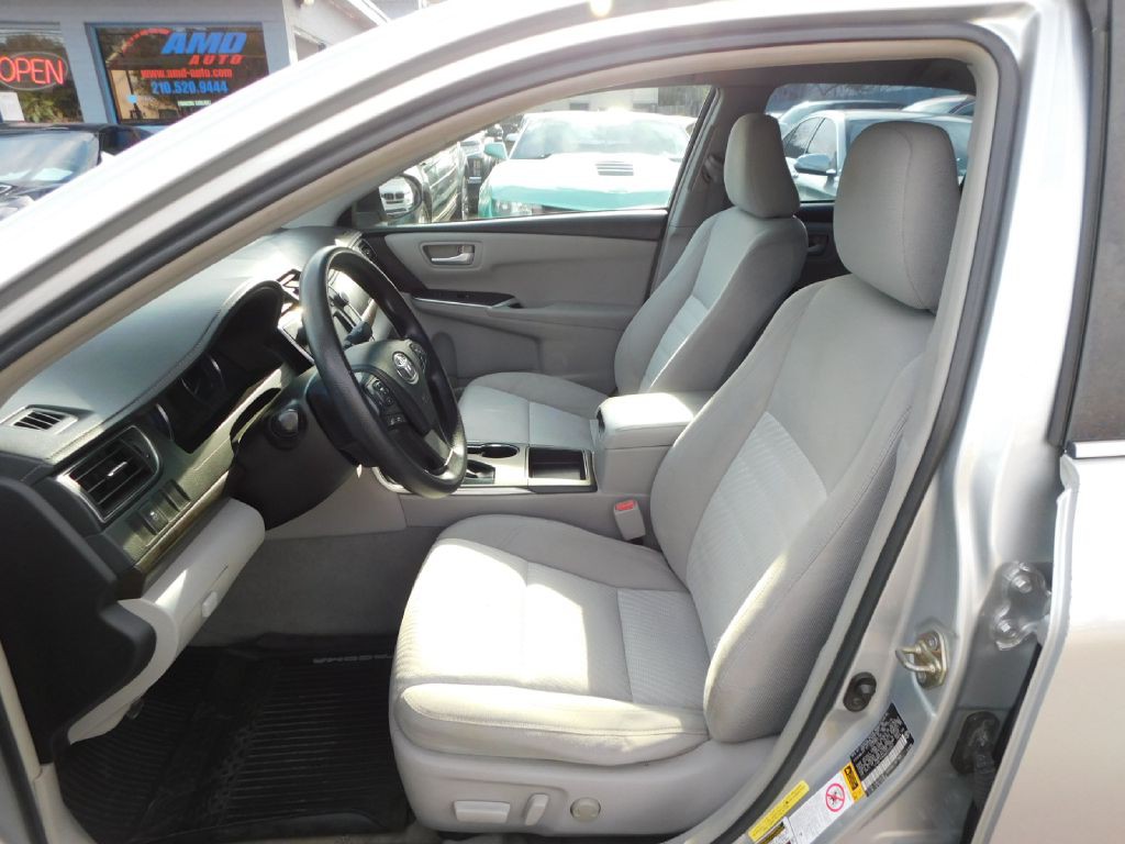 2016 Toyota Camry Image 18