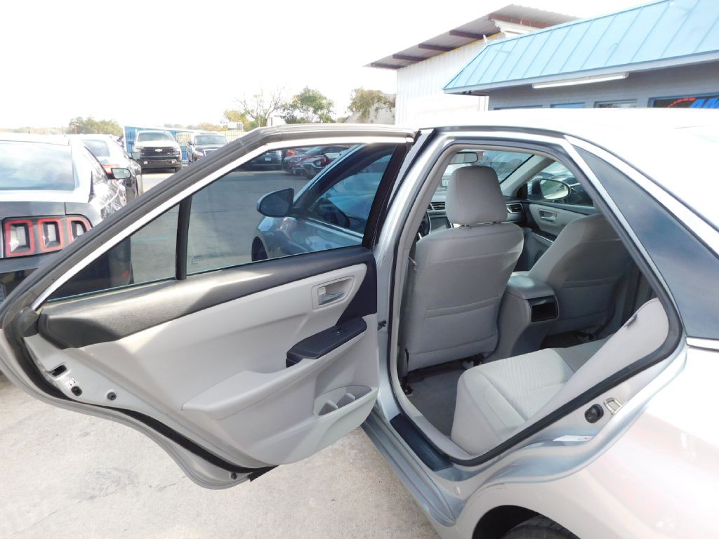 2016 Toyota Camry Image 19