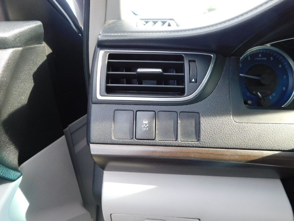 2016 Toyota Camry Image 23