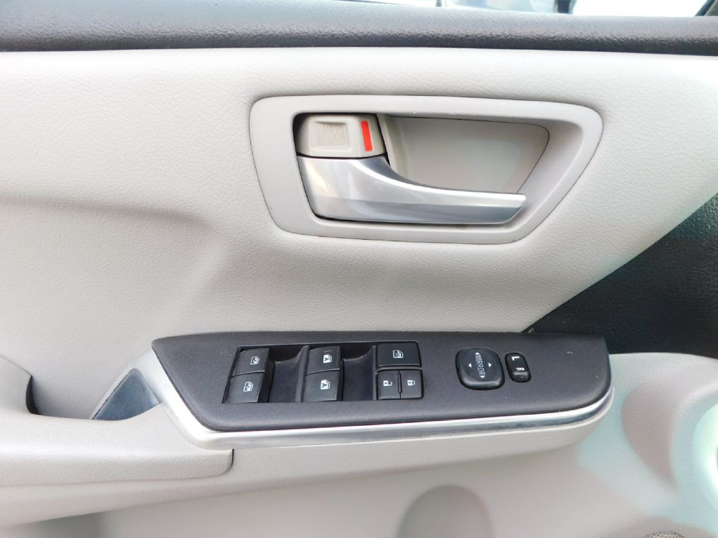 2016 Toyota Camry Image 25