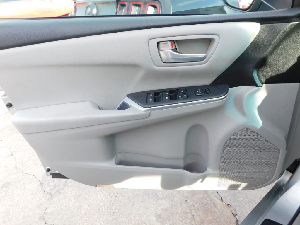 2016 Toyota Camry Image 26