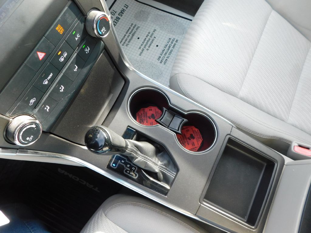 2016 Toyota Camry Image 32