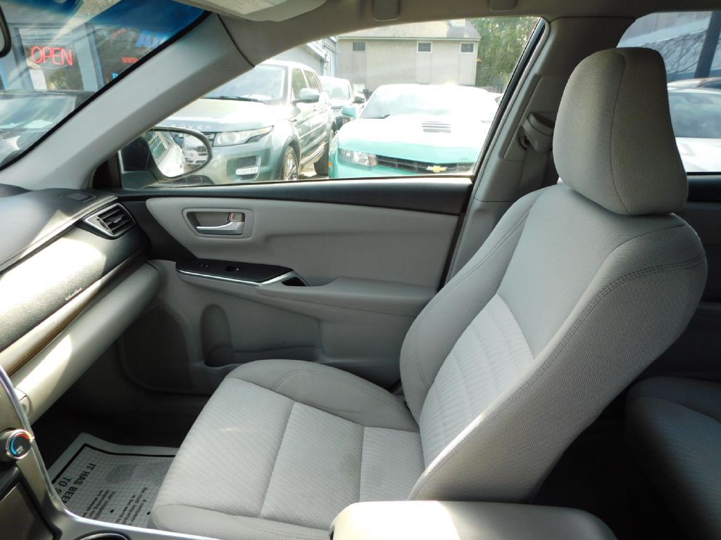 2016 Toyota Camry Image 34