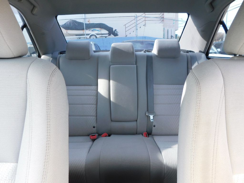 2016 Toyota Camry Image 36