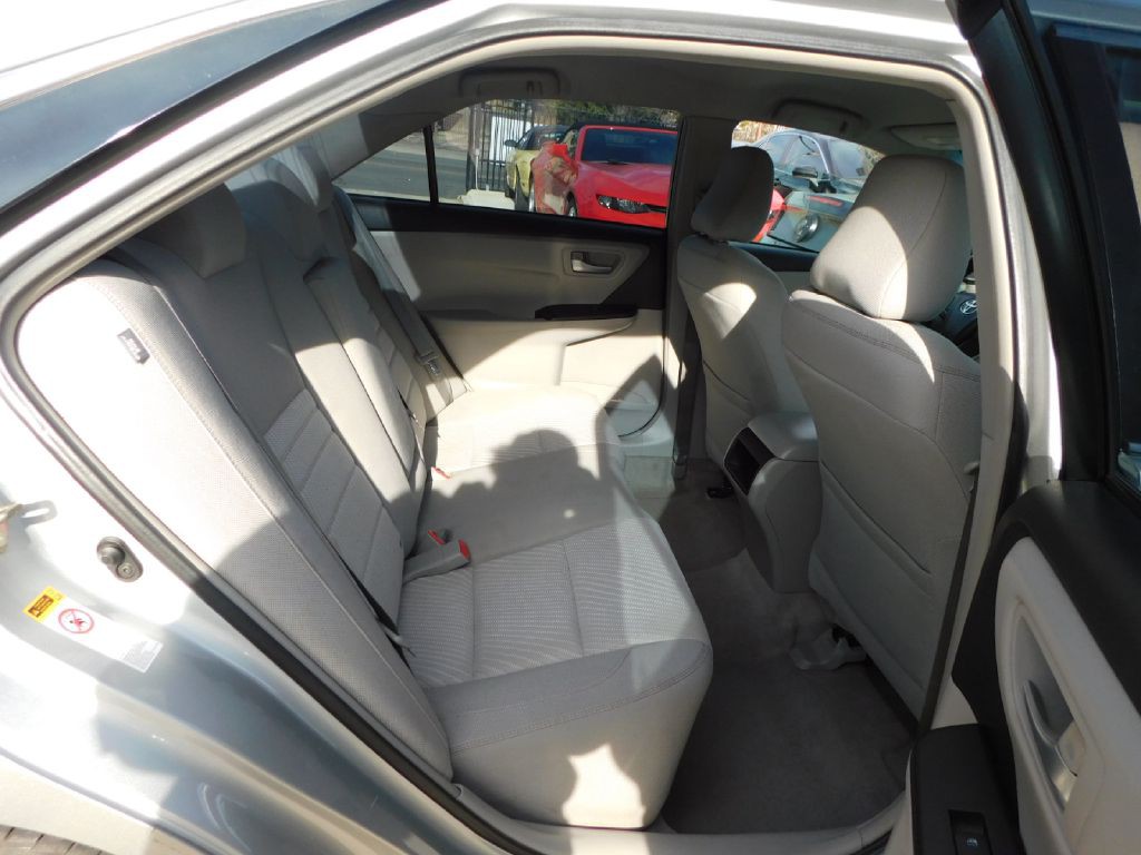2016 Toyota Camry Image 39