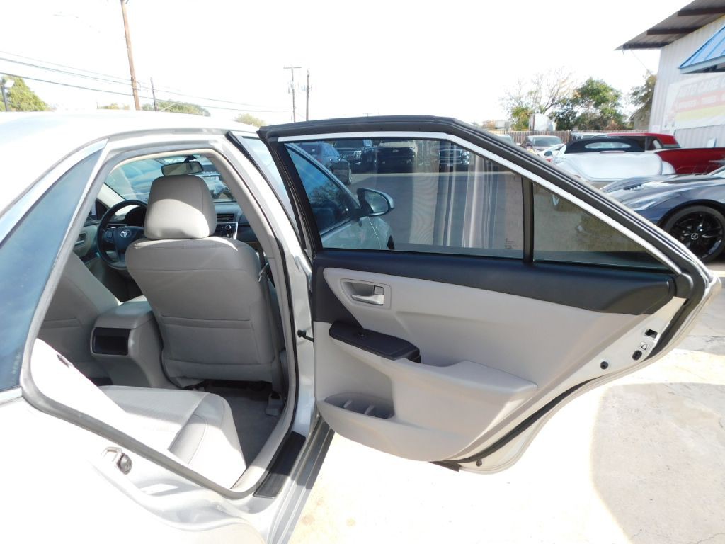 2016 Toyota Camry Image 40