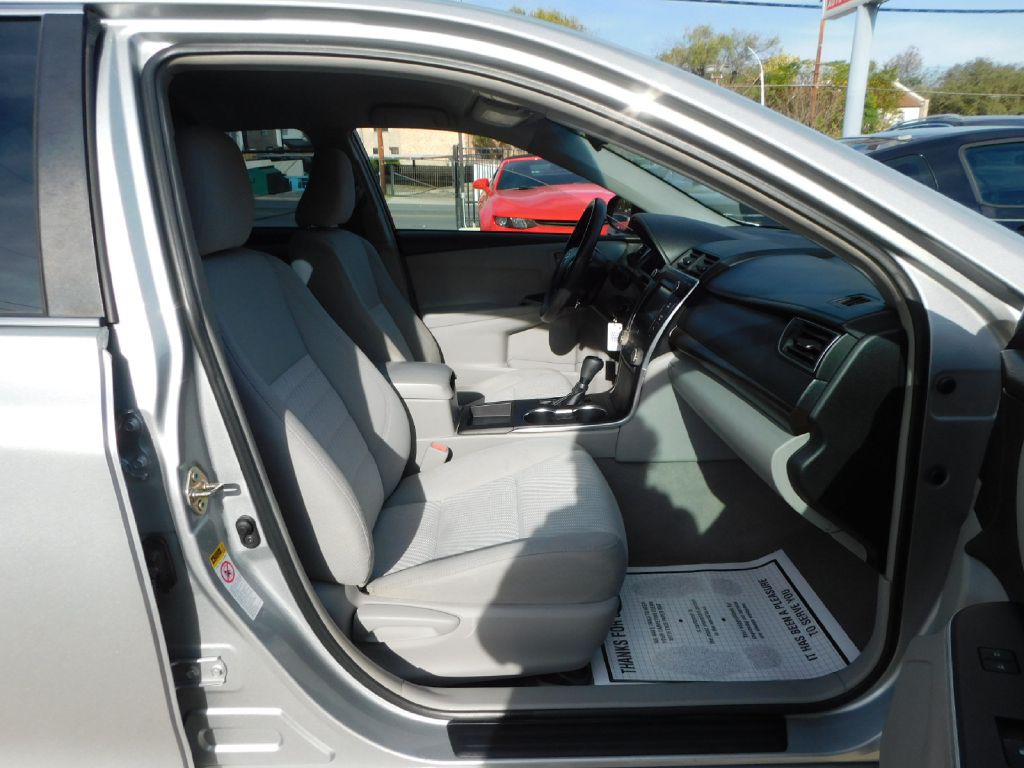 2016 Toyota Camry Image 41