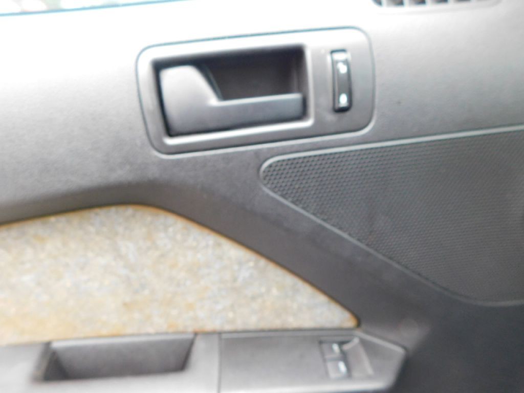 2013 Ford Mustang Image 24