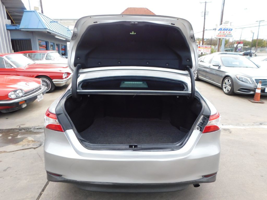 2018 Toyota Camry Image 14