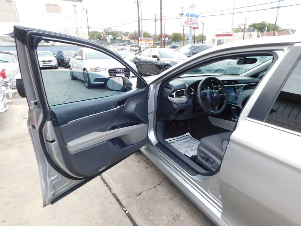 2018 Toyota Camry Image 16