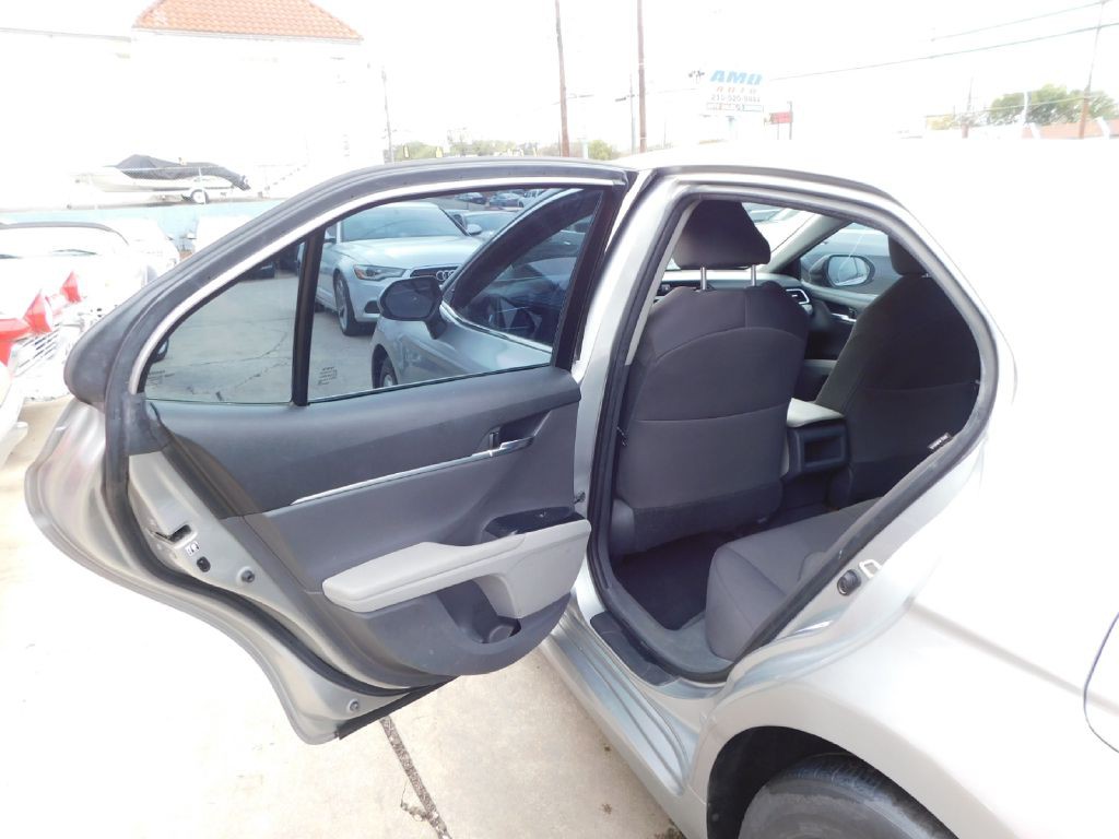 2018 Toyota Camry Image 18