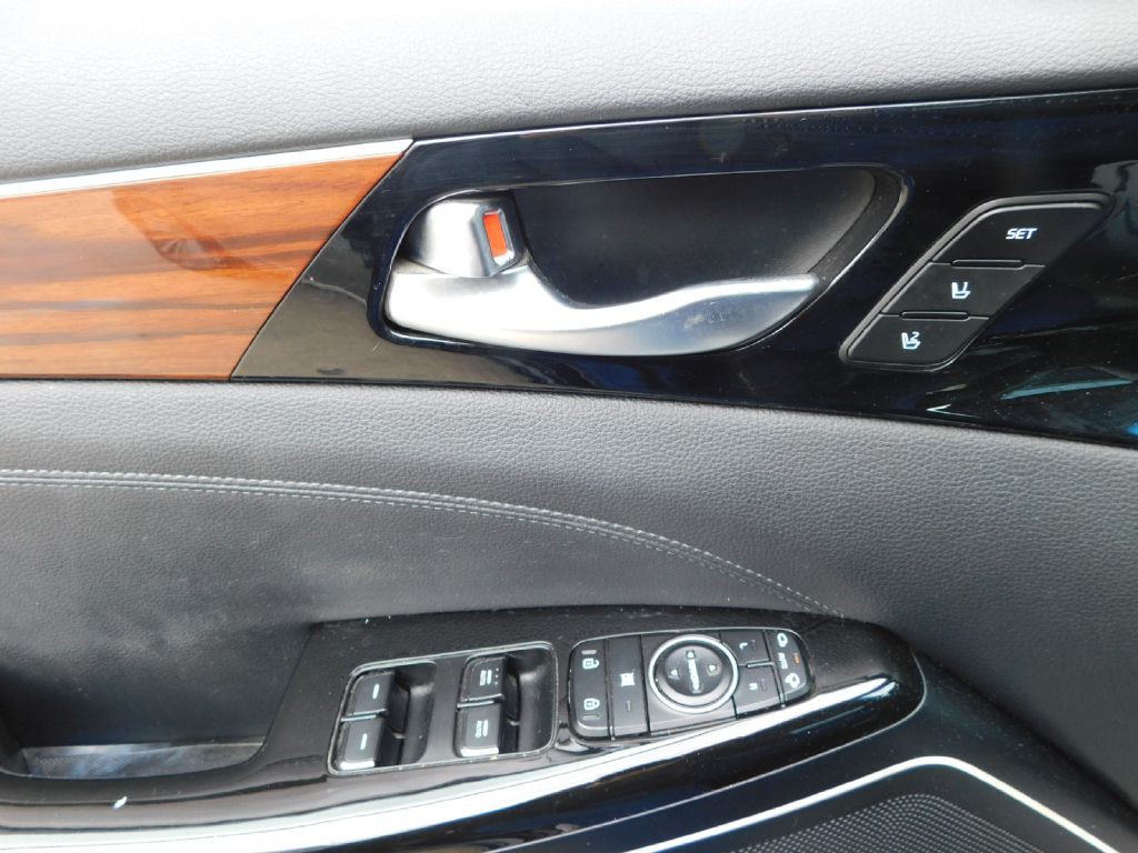 2017 Kia Cadenza Image 28