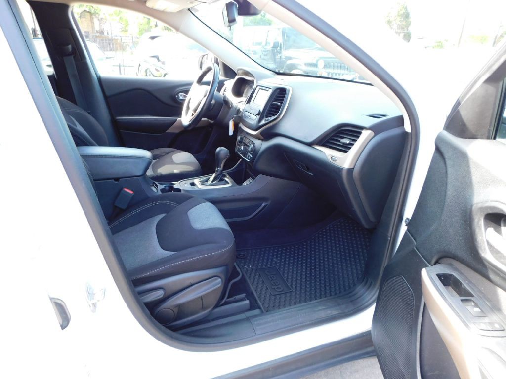 2017 Jeep Cherokee Image 18