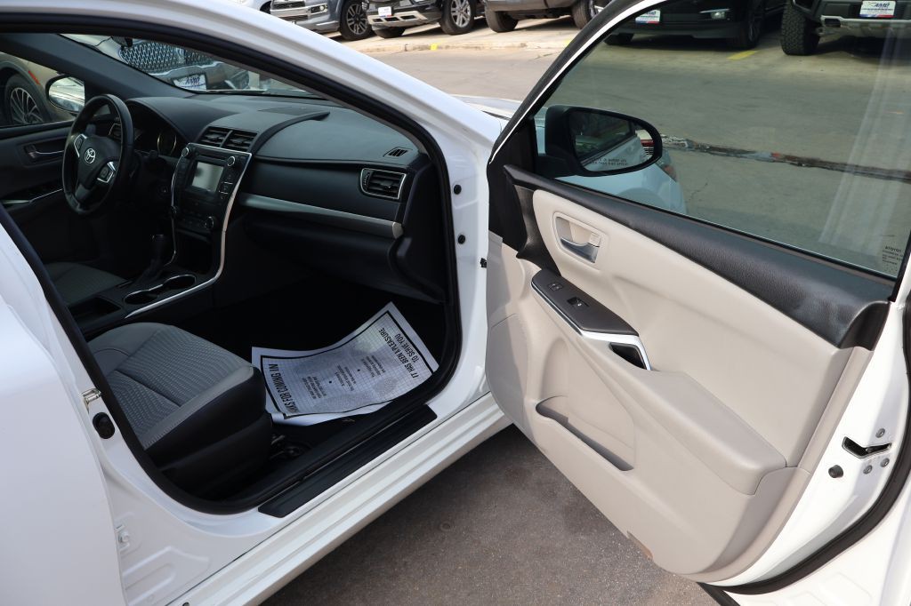 2015 Toyota Camry Image 17
