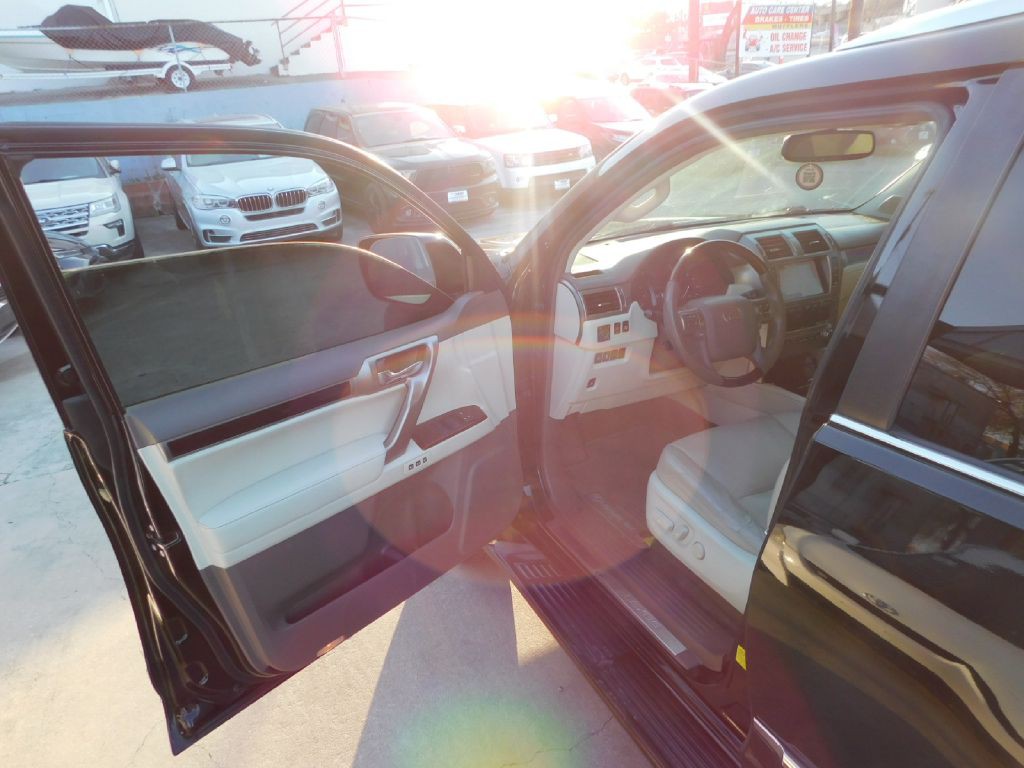 2014 Lexus GX Image 24