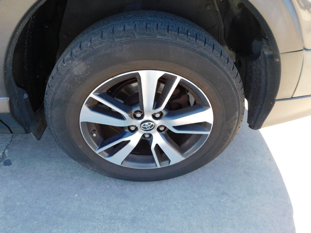 2018 Toyota Rav4 Image 9