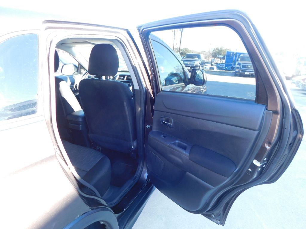 2020 Mitsubishi Outlander Image 40