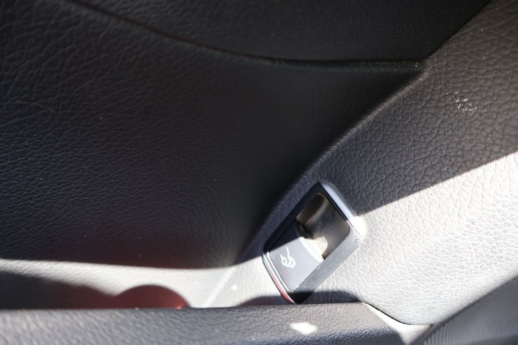 2016 Mercedes-Benz E-Class Image 32