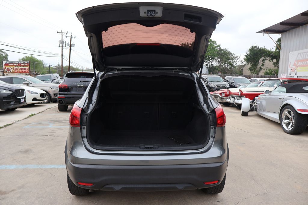 2018 Nissan Rogue Image 16