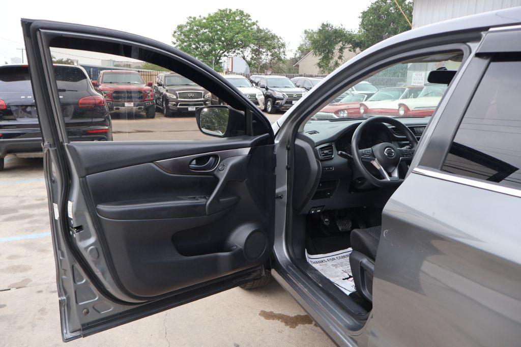 2018 Nissan Rogue Image 17