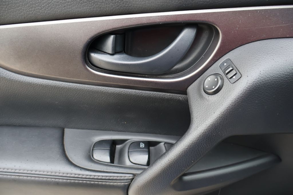 2018 Nissan Rogue Image 25