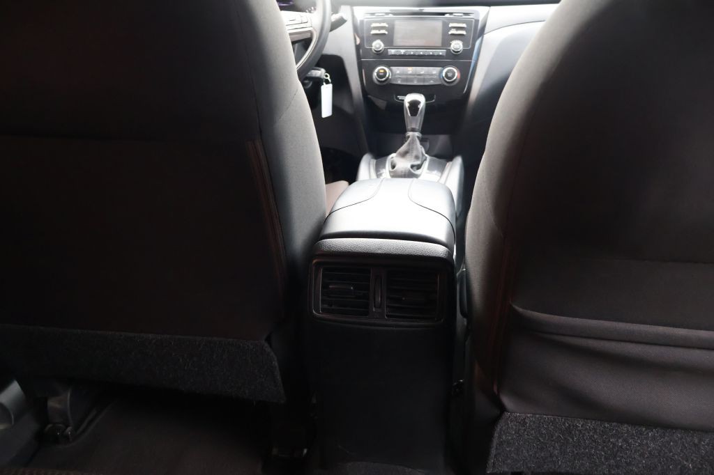 2018 Nissan Rogue Image 36