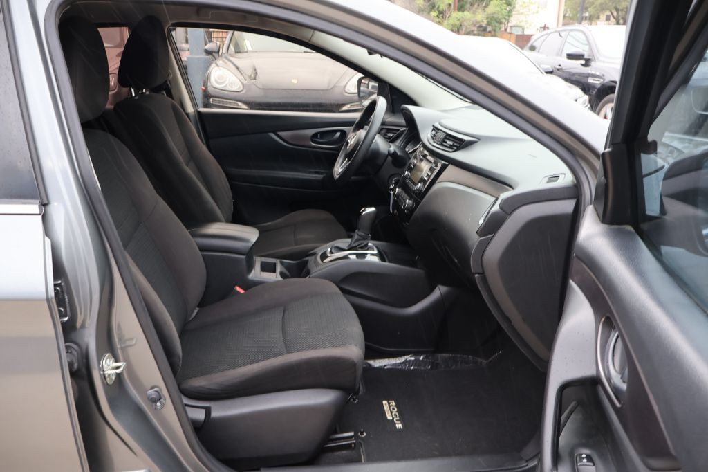 2018 Nissan Rogue Image 39