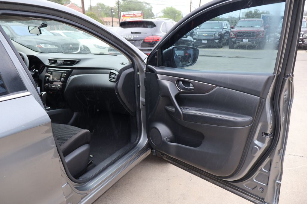 2018 Nissan Rogue Image 40