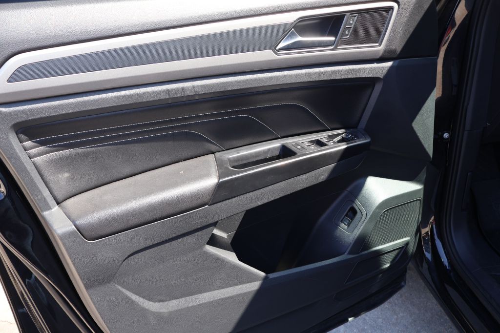 2020 Volkswagen Atlas Cross Sport Image 24