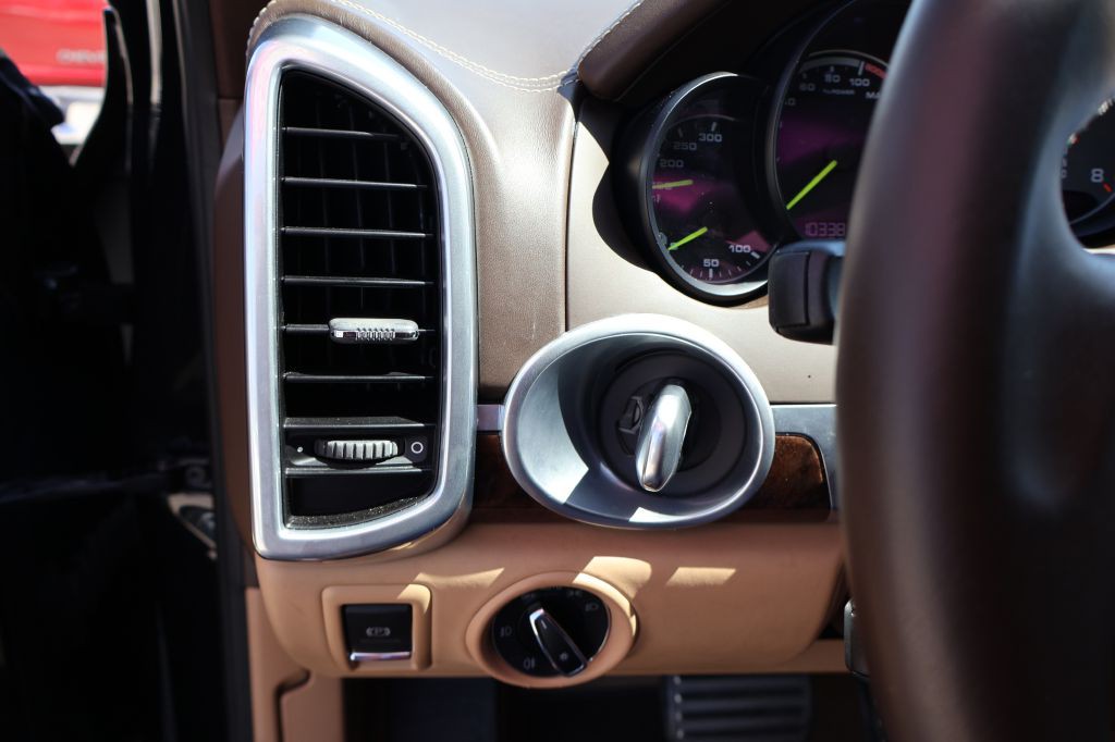 2016 Porsche Cayenne Image 32