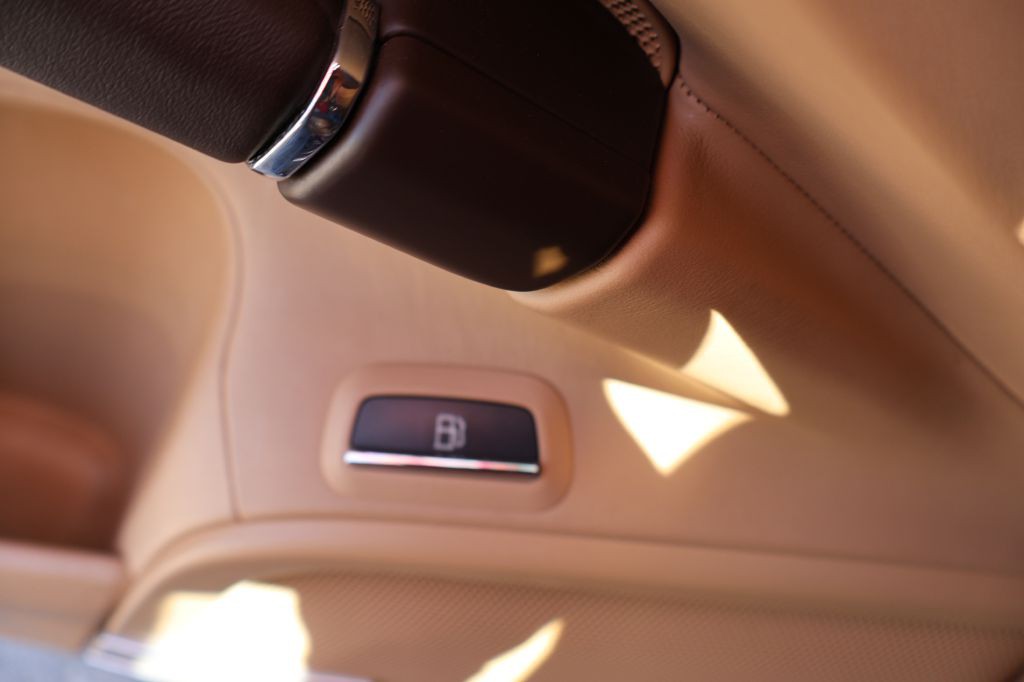 2016 Porsche Cayenne Image 34