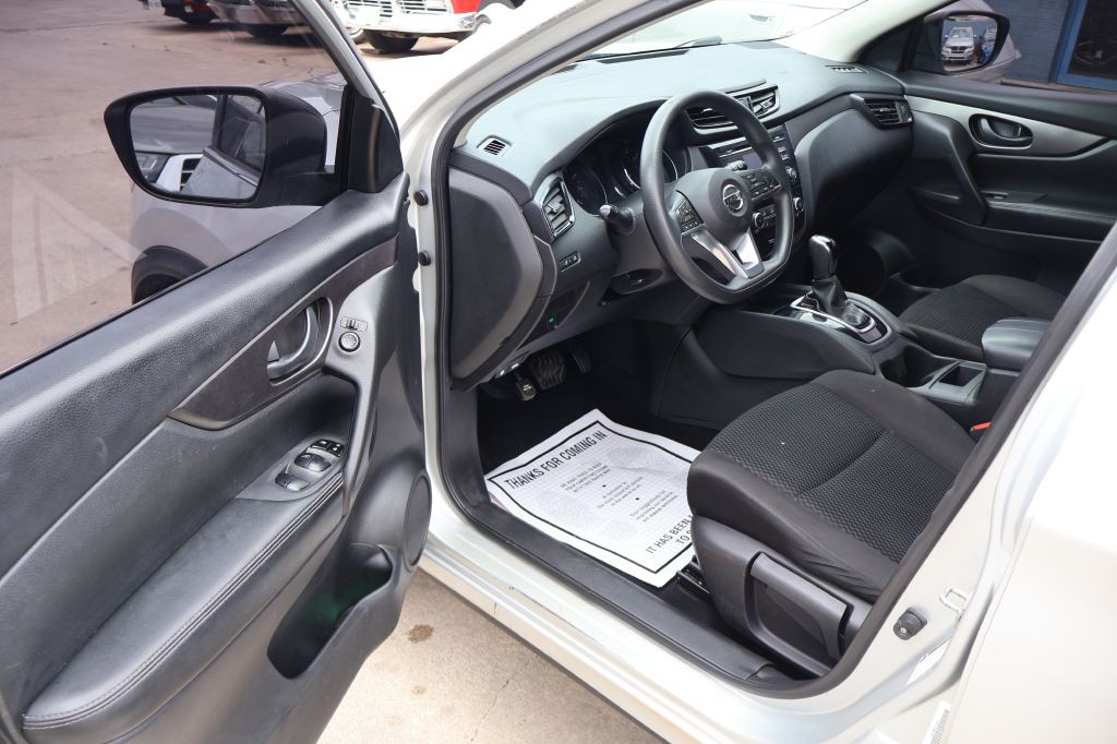 2017 Nissan Rogue Image 16