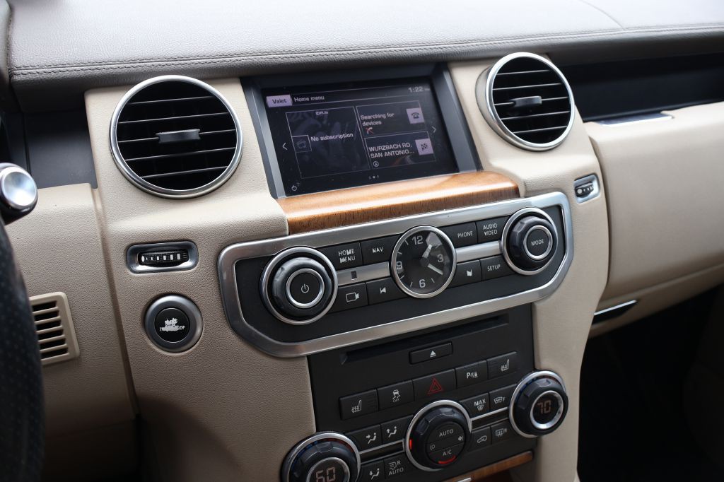 2016 Land Rover LR4 Image 24