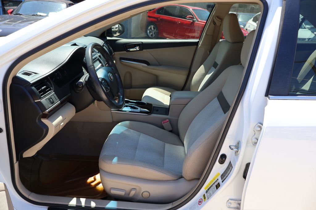 2012 Toyota Camry Image 18