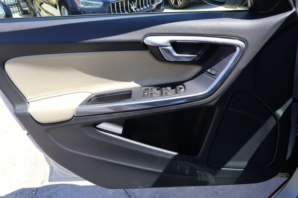 2017 Volvo S60 Image 30