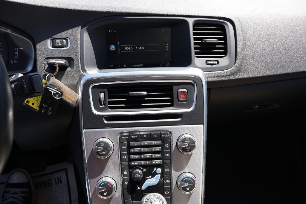2017 Volvo S60 Image 32