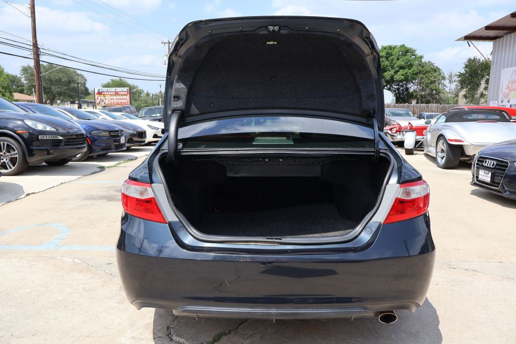2017 Toyota Camry Image 15