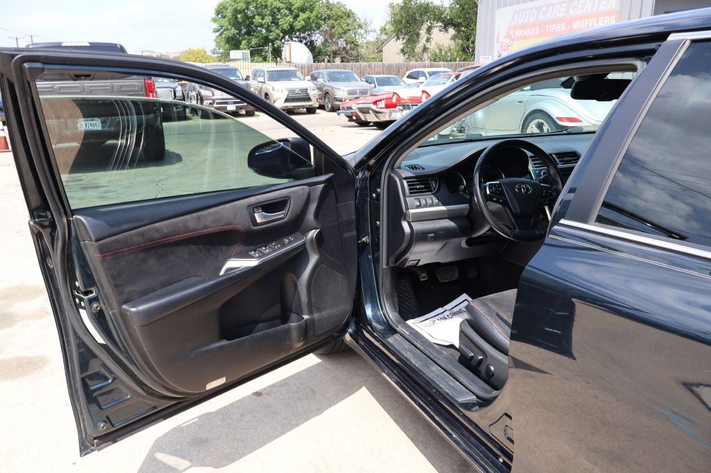 2017 Toyota Camry Image 17