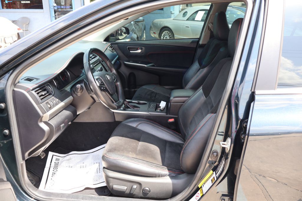 2017 Toyota Camry Image 18