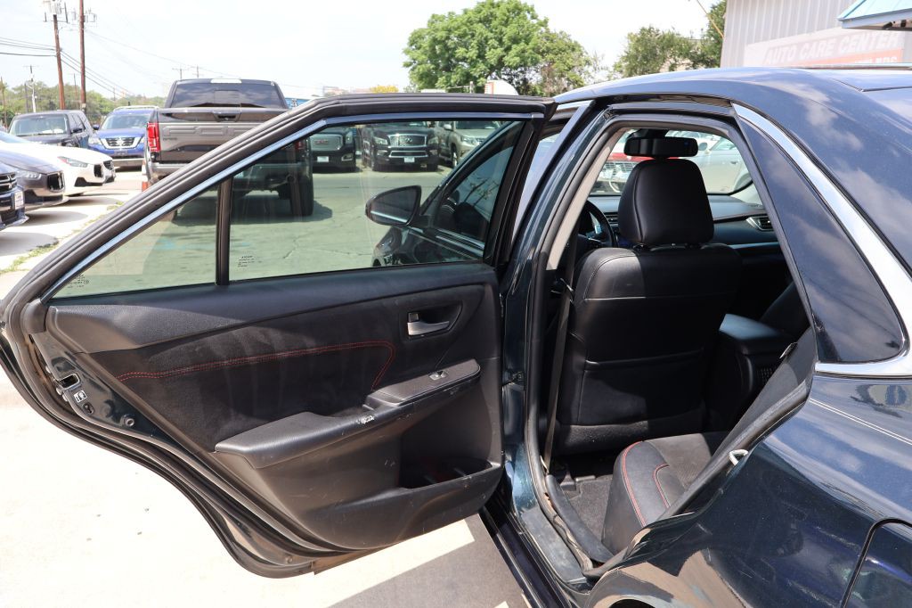 2017 Toyota Camry Image 19