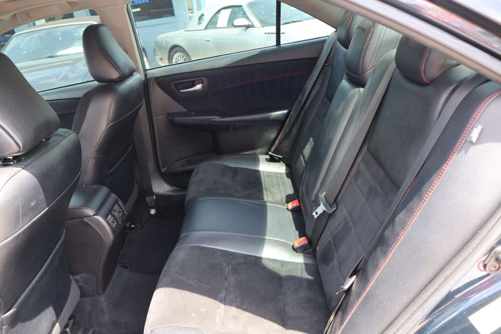 2017 Toyota Camry Image 21