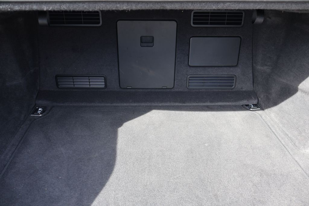 2012 Audi A8 Image 11