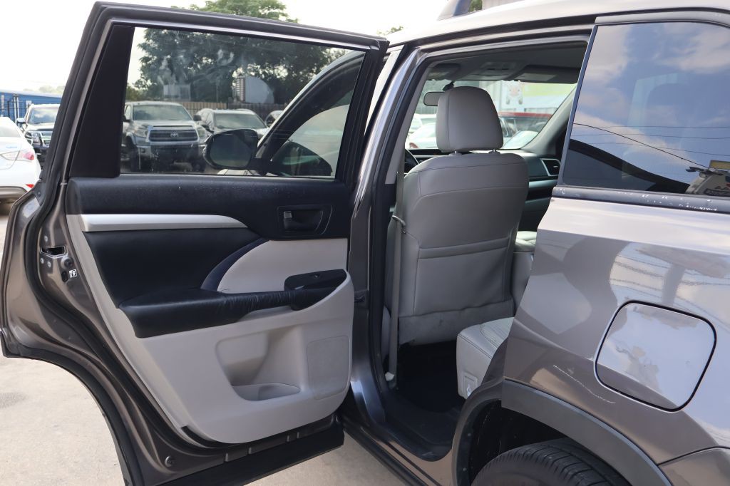 2015 Toyota Highlander Image 26