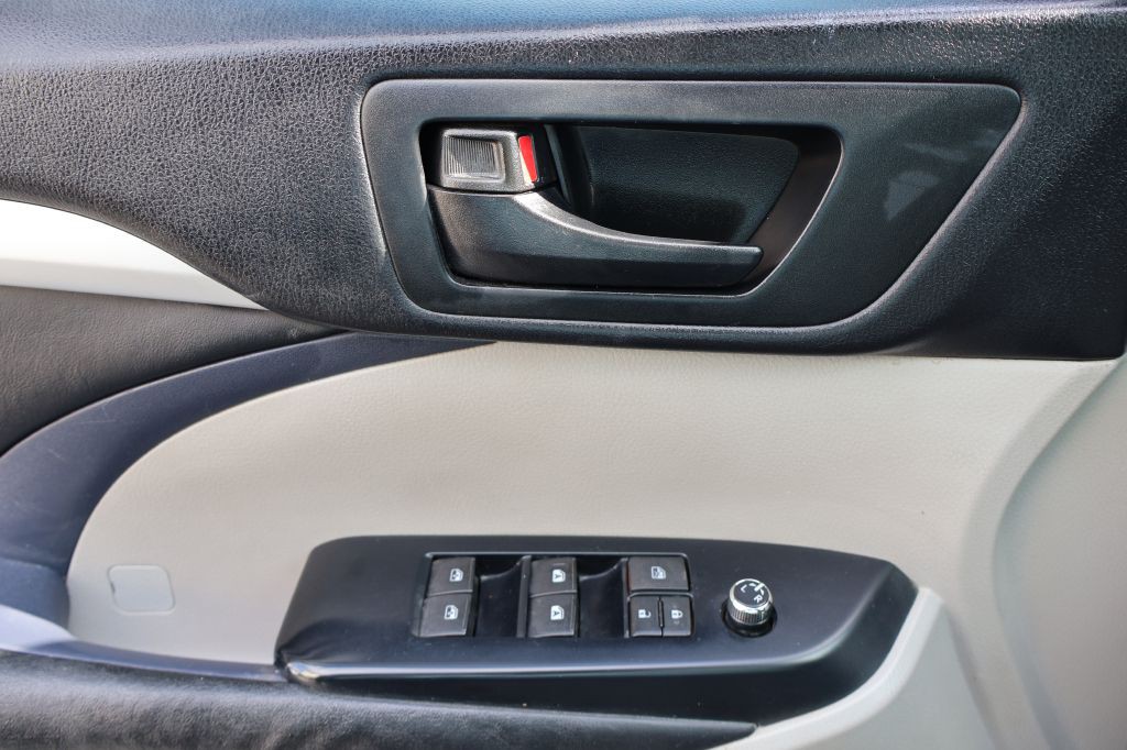 2015 Toyota Highlander Image 35