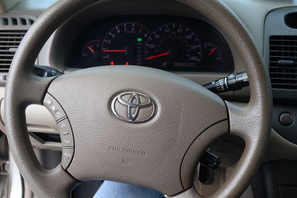 2005 Toyota Camry Image 20